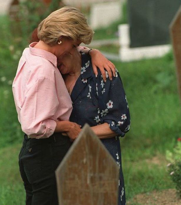 Câu chuyện phía sau khoảnh khắc Công nương Diana ôm một người mẹ xa lạ đang khóc trước mộ con chỉ vài tuần trước khi bà qua đời - Ảnh 3.