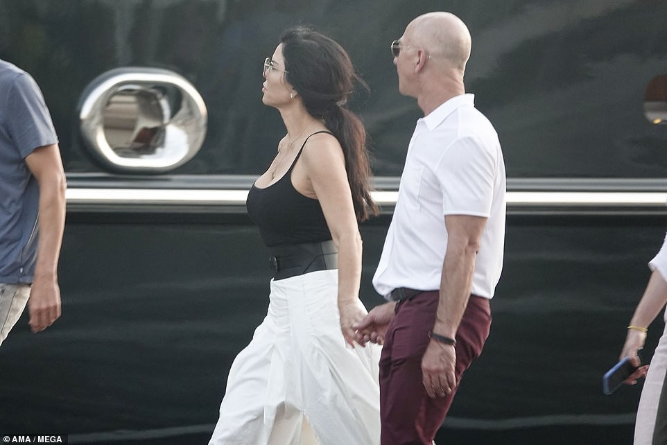 17913194-7414323-Jeff_Bezos_and_Lauren_Sanchez_romantic_trip_to_Venice_in_the_com-a-22_1567278567221