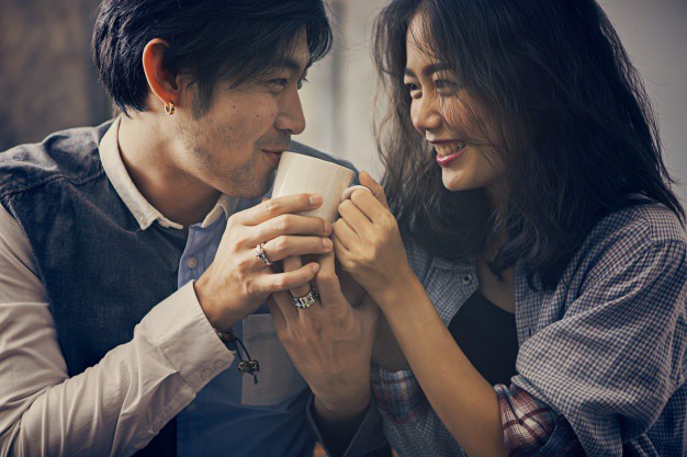 couples-asian-younger-man-woman-happiness-emotion-with-hot-coffee-cup-hand_34013-483