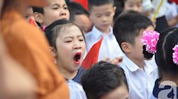 Khoảnh khắc khó đỡ trong lễ khai giảng sáng nay: Năm học mới bắt đầu nhưng mùa hè ngủ nướng vẫn chưa kết thúc