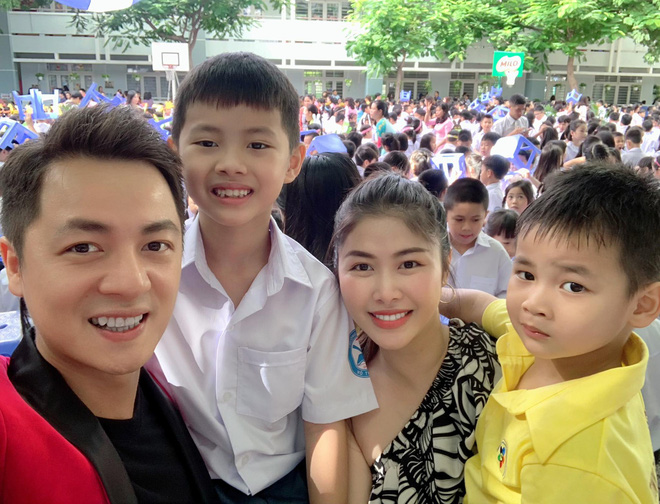 Vợ chồng Đăng Khôi, MC Hoàng Linh cùng dàn sao Việt rộn ràng đưa con cưng đến trường ngày đầu năm học mới - Ảnh 2.