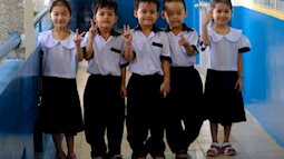 Những đứa trẻ trong ca sinh 5 duy nhất ở Việt Nam nay đã vào lớp 1, rất hiếu động trong ngày khai giảng chung đầu tiên của quãng đời đèn sách