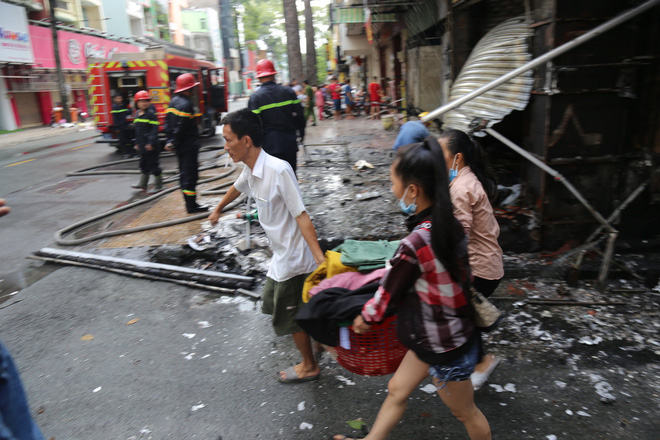 Giải cứu người phụ nữ mang thai mắc kẹt trong toà nhà bốc cháy ở Sài Gòn - Ảnh 1.