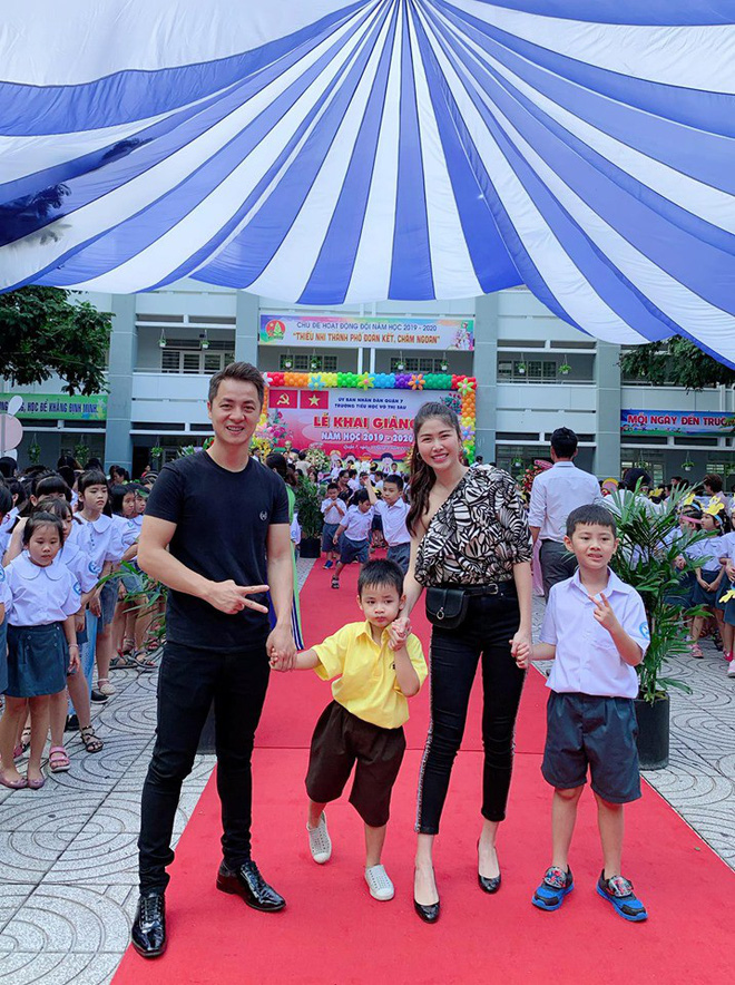 Vợ chồng Đăng Khôi, MC Hoàng Linh cùng dàn sao Việt rộn ràng đưa con cưng đến trường ngày đầu năm học mới - Ảnh 1.