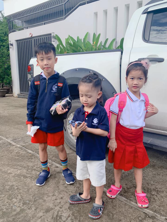 Vợ chồng Đăng Khôi, MC Hoàng Linh cùng dàn sao Việt rộn ràng đưa con cưng đến trường ngày đầu năm học mới - Ảnh 3.