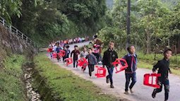 Hình ảnh xúc động: Trẻ em vùng cao đi bộ hàng dài, xách ghế nhựa hân hoan đến điểm trường dự lễ khai giảng