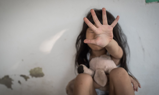Bé gái 8 tuổi bị nam sinh 11 tuổi cưỡng bức trong nhà vệ sinh, bức xúc nhất là thái độ của cảnh sát và giáo viên trước vụ việc - Ảnh 1.