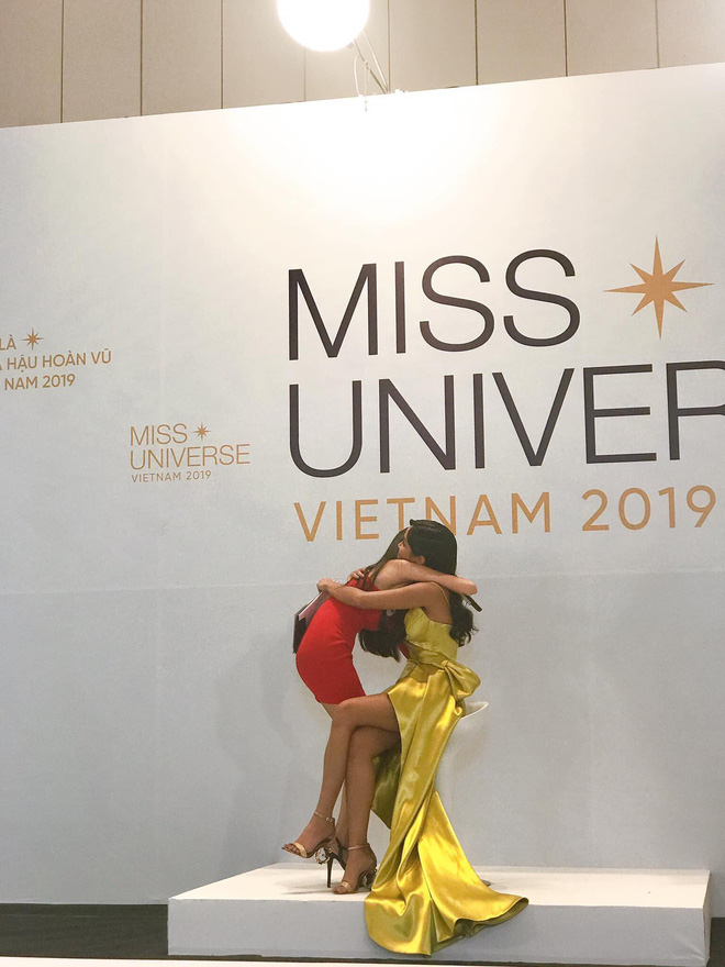 Xôn xao hình ảnh Thúy Vân bật khóc nức nở, ôm chặt H’Hen Niê tại vòng phỏng vấn Hoa hậu Hoàn vũ Việt Nam 2019 - Ảnh 2.