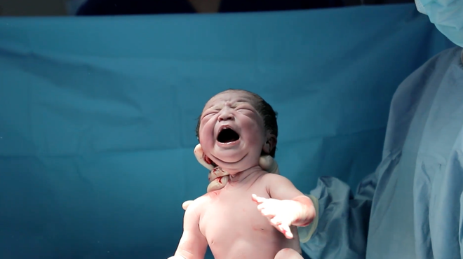 Lê Phương chính thức công khai rõ mặt con gái nhỏ gần 2 tuần tuổi cực dễ thương, sinh vào ngày quá đặc biệt - Ảnh 1.