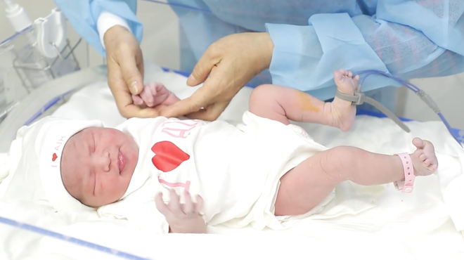 Lê Phương chính thức công khai rõ mặt con gái nhỏ gần 2 tuần tuổi cực dễ thương, sinh vào ngày quá đặc biệt - Ảnh 4.