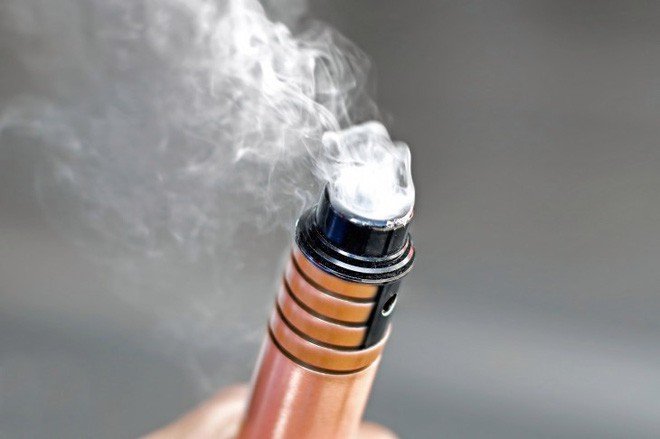 Đã có nạn nhân thứ 6 tử vong và 450 ca bị bệnh về phổi nghi do hút thuốc lá điện tử - CDC cảnh báo mọi người phải thật cẩn trọng - Ảnh 1.