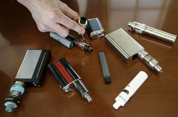 Đã có nạn nhân thứ 6 tử vong và 450 ca bị bệnh về phổi nghi do hút thuốc lá điện tử - CDC cảnh báo mọi người phải thật cẩn trọng - Ảnh 2.