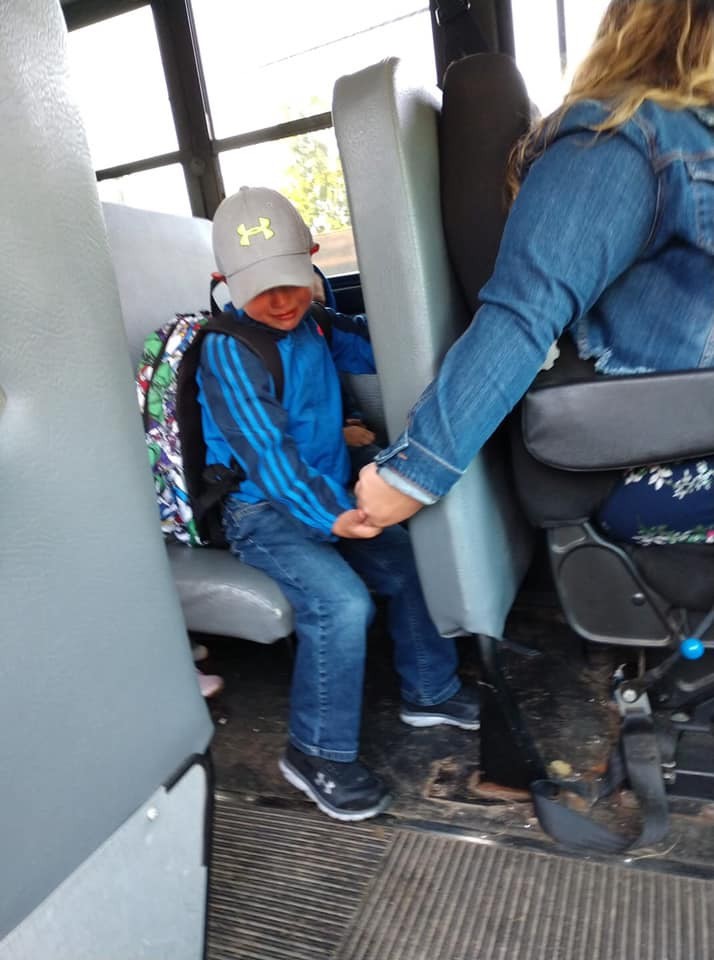 Bức ảnh chụp bé trai khóc sướt mướt ngày đầu tiên đi học và hành động của nữ tài xế được dân mạng và cảnh sát khen ngợi hết lời - Ảnh 1.