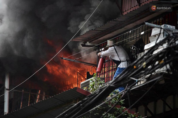 Hà Nội: Cháy lớn tại khu tập thể Kim Liên, người dân khóc nghẹn vì ngọn lửa bao trùm kinh hoàng - Ảnh 1.