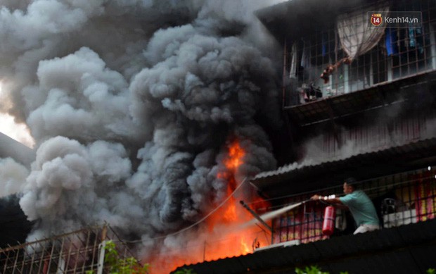 Hà Nội: Cháy lớn tại khu tập thể Kim Liên, người dân khóc nghẹn vì ngọn lửa bao trùm kinh hoàng - Ảnh 2.