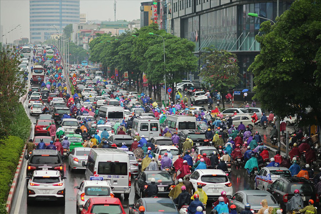 Gần trưa, nhiều tuyến đường ở Hà Nội vẫn kẹt cứng sau mưa lớn - Ảnh 11.