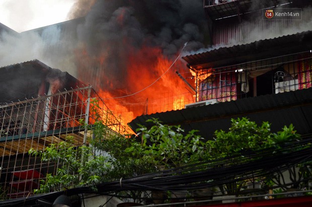 Hà Nội: Cháy lớn tại khu tập thể Kim Liên, người dân khóc nghẹn vì ngọn lửa bao trùm kinh hoàng - Ảnh 3.