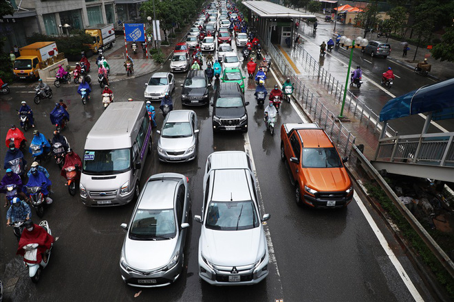 Gần trưa, nhiều tuyến đường ở Hà Nội vẫn kẹt cứng sau mưa lớn - Ảnh 3.