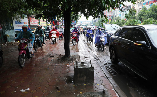 Gần trưa, nhiều tuyến đường ở Hà Nội vẫn kẹt cứng sau mưa lớn - Ảnh 5.