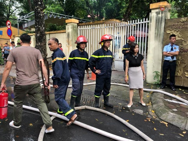 Hà Nội: Cháy lớn tại khu tập thể Kim Liên, người dân khóc nghẹn vì ngọn lửa bao trùm kinh hoàng - Ảnh 9.