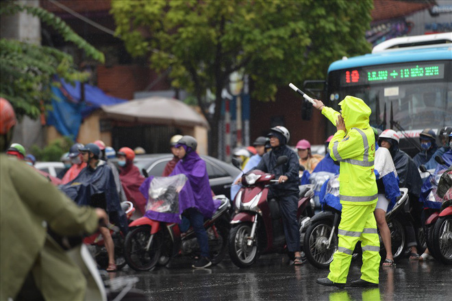 Gần trưa, nhiều tuyến đường ở Hà Nội vẫn kẹt cứng sau mưa lớn - Ảnh 9.