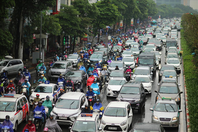 Gần trưa, nhiều tuyến đường ở Hà Nội vẫn kẹt cứng sau mưa lớn - Ảnh 10.