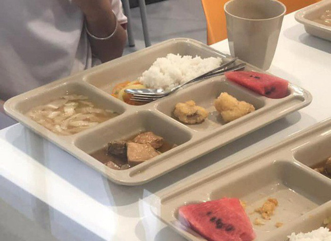 TP.HCM: Hàng loạt học sinh tiểu học nôn ói, đau bụng sau khi dùng bữa trưa tại trường Quốc tế Việt Úc - Ảnh 1.