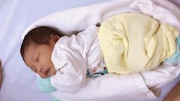 Chỉ với vài thao tác quấn ổ đơn giản, mẹ chẳng cần tốn nhiều sức mà bé sơ sinh vẫn tự ngủ ngon lành
