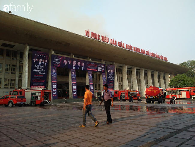 Cháy lớn tại sân khấu chuẩn bị cho chương trình ca nhạc tối nay ở Cung Văn hóa Hữu Nghị Việt Xô - Ảnh 2.