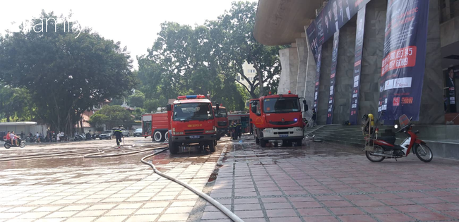 Hà Nội: Cháy lớn tại Cung văn hóa Hữu nghị Việt Xô, khói đen cuồn cuộn bốc lên hàng chục mét - Ảnh 6.