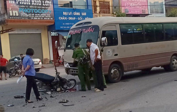  Ô tô khách lấn làn tông trực diện xe máy, nam sinh lớp 9 tử vong tại chỗ - Ảnh 1.