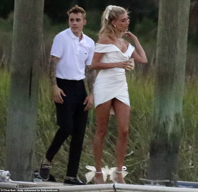 Justin Bieber và Hailey Baldwin rời khách sạn bằng thuyền riêng tới địa điểm tổ chức hôn lễ - Ảnh 1.