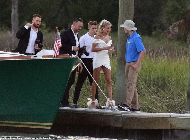 Justin Bieber và Hailey Baldwin rời khách sạn bằng thuyền riêng tới địa điểm tổ chức hôn lễ - Ảnh 10.
