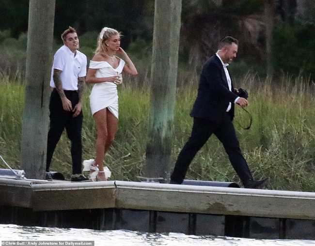 Justin Bieber và Hailey Baldwin rời khách sạn bằng thuyền riêng tới địa điểm tổ chức hôn lễ - Ảnh 2.