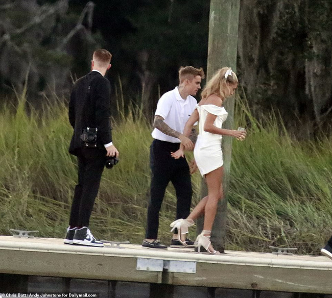 Justin Bieber và Hailey Baldwin rời khách sạn bằng thuyền riêng tới địa điểm tổ chức hôn lễ - Ảnh 3.