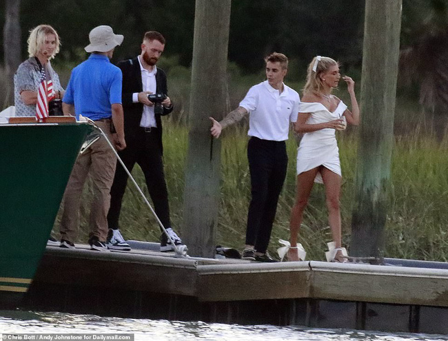 Justin Bieber và Hailey Baldwin rời khách sạn bằng thuyền riêng tới địa điểm tổ chức hôn lễ - Ảnh 4.