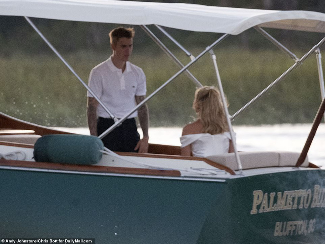 Justin Bieber và Hailey Baldwin rời khách sạn bằng thuyền riêng tới địa điểm tổ chức hôn lễ - Ảnh 5.