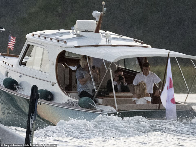 Justin Bieber và Hailey Baldwin rời khách sạn bằng thuyền riêng tới địa điểm tổ chức hôn lễ - Ảnh 6.