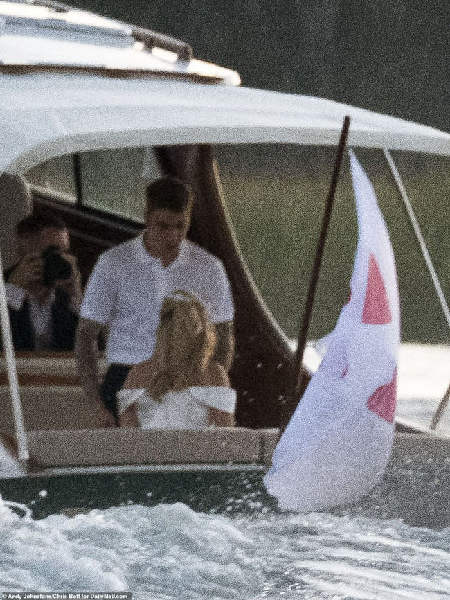 Justin Bieber và Hailey Baldwin rời khách sạn bằng thuyền riêng tới địa điểm tổ chức hôn lễ - Ảnh 7.