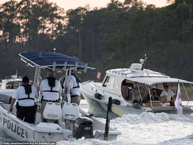 Justin Bieber và Hailey Baldwin rời khách sạn bằng thuyền riêng tới địa điểm tổ chức hôn lễ - Ảnh 8.