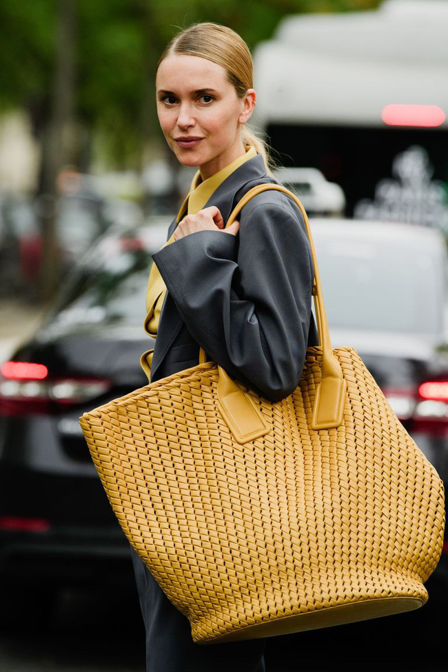 Ngắm street style tại Tuần lễ thời trang Paris, nàng công sở cũng rút ra được vô số tips mix đồ cho mùa mới  - Ảnh 15.