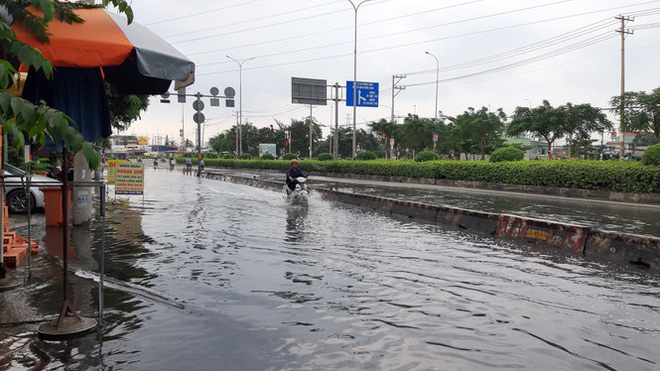 Người Sài Gòn bì bõm vì ngập nặng ngày triều cường đạt đỉnh - Ảnh 2.