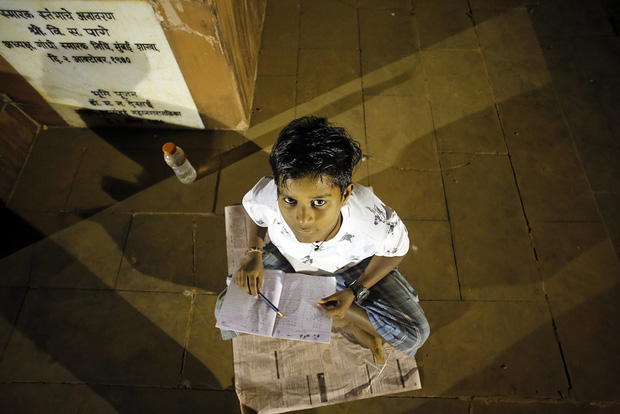 Lớp học ngoài đường ở Mumbai: Mảng tối tại thành phố thịnh vượng bậc nhất Ấn Độ và sự thích nghi đầy cảm phục của trẻ em nghèo hiếu học - Ảnh 5.