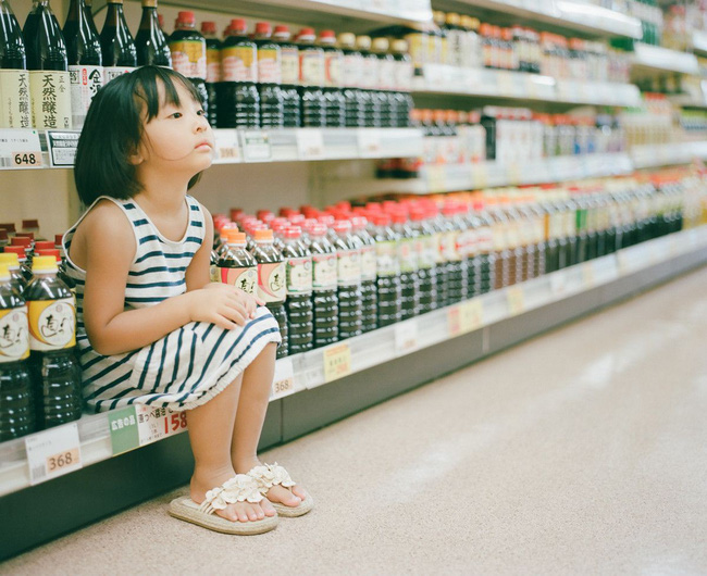 Cô bé ăn nho trong siêu thị bị nhân viên lớn tiếng mắng 