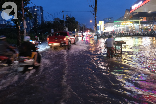 Triều cường lên cao, dân khu nhà giàu ở Sài Gòn cũng không thoát cảnh bì bõm trong nước ngập lúc nửa đêm - Ảnh 1.