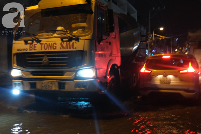 Triều cường lên cao, dân khu nhà giàu ở Sài Gòn cũng không thoát cảnh bì bõm trong nước ngập lúc nửa đêm - Ảnh 3.