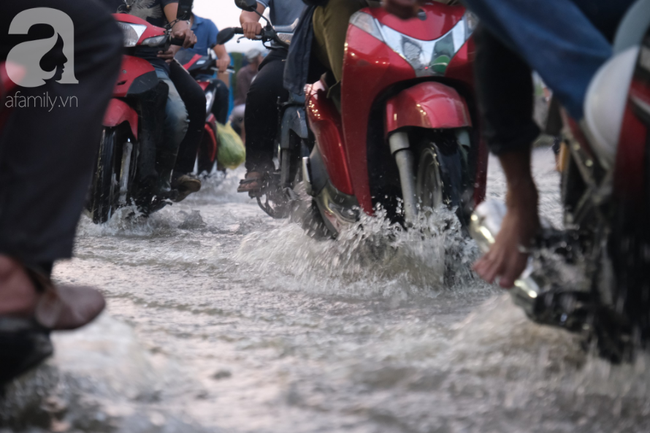 Triều cường lên cao, dân khu nhà giàu ở Sài Gòn cũng không thoát cảnh bì bõm trong nước ngập lúc nửa đêm - Ảnh 11.