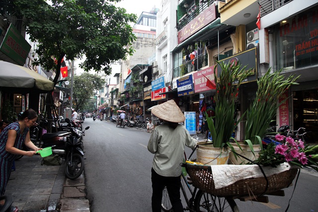 Ngoài các khách sạn, nhà hàng chuyên phục vụ khách nước ngoài, phố Hàng Bè còn có nhiều phòng tranh, cửa hàng đồ lưu niệm.