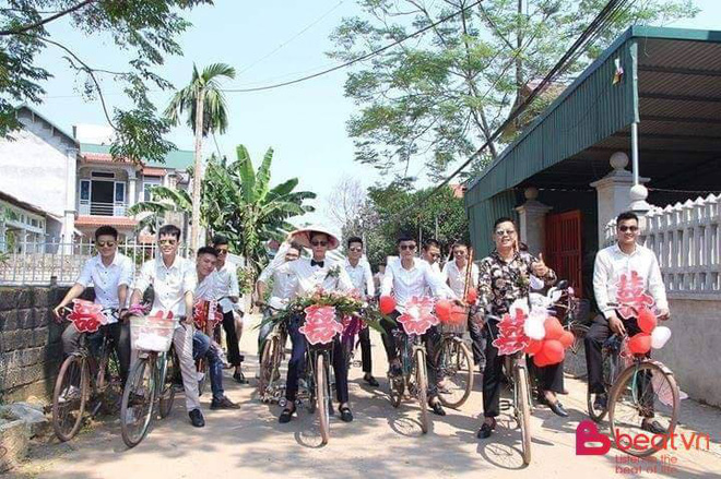 Chú rể dẫn hàng chục trai làng đạp xe đến rước vợ, phản ứng của cô dâu khiến tất cả thích thú - Ảnh 1.