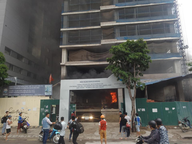 Hà Nội: Cháy chung cư, chủ xe ô tô hốt hoảng lái xe bỏ chạy khỏi tầng hầm - Ảnh 3.